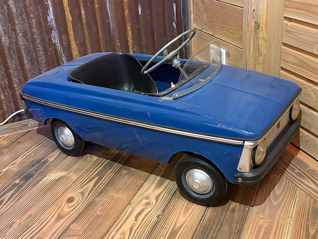 Moskvich trapauto - afbeelding 2 van  4