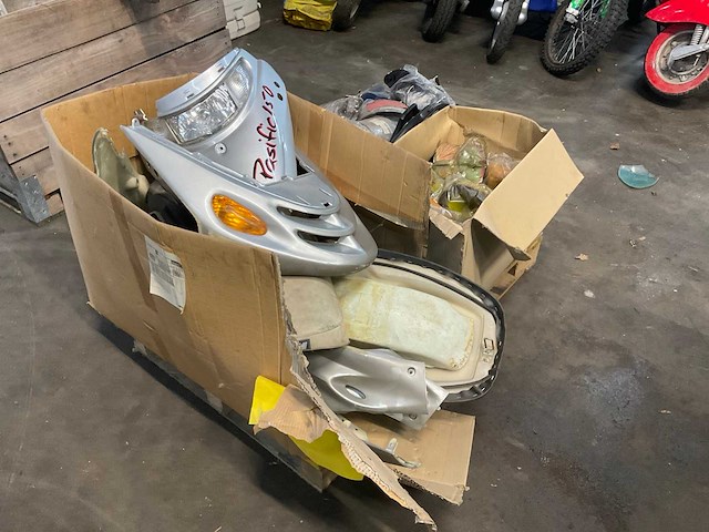 Motor en brommer onderdelen, kappen, helmglazen, uchtfilters - afbeelding 1 van  8