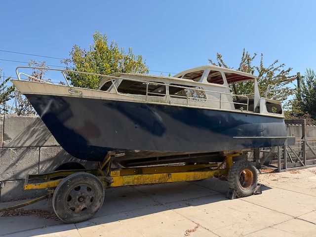 Motorjacht met aanhanger - afbeelding 1 van  47
