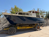 Motorjacht met aanhanger