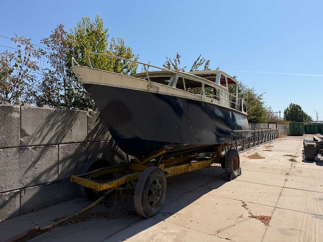 Motorjacht met aanhanger - afbeelding 12 van  47