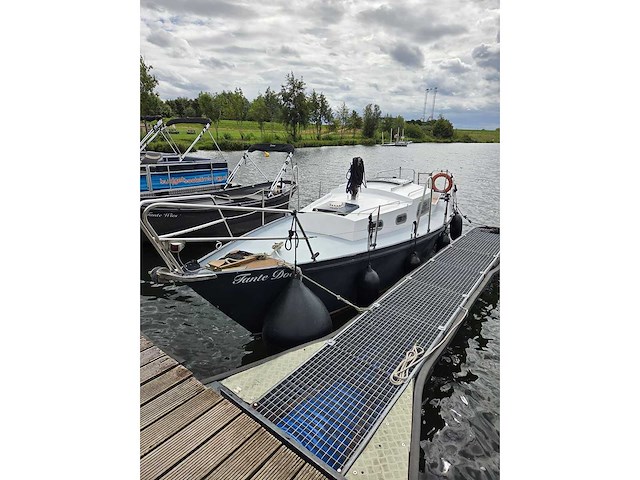 Motorjacht / zeilboot - afbeelding 1 van  6
