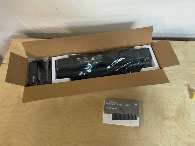 Motorola ixpn4029b multi unit charger - afbeelding 1 van  4