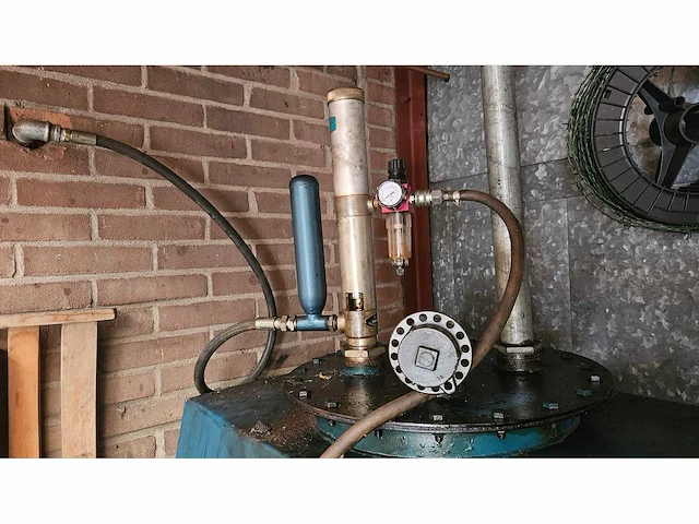 Motorolie tank 2400l inc slanghaspel en pneumatische pomp - afbeelding 4 van  5