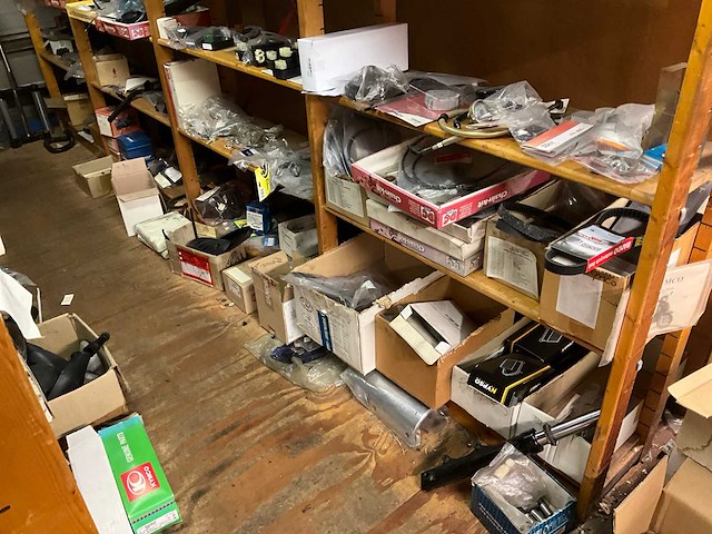 Motoronderdelen, grijpvoorraden en magazijninventaris - afbeelding 18 van  83