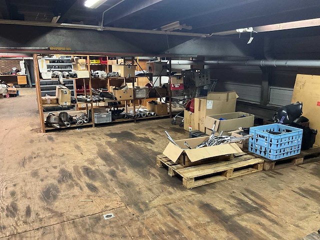 Motoronderdelen, grijpvoorraden en magazijninventaris - afbeelding 12 van  83