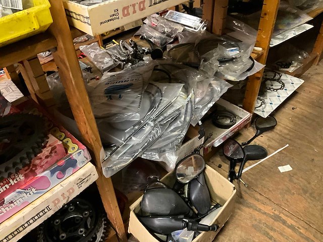 Motoronderdelen, grijpvoorraden en magazijninventaris - afbeelding 25 van  83