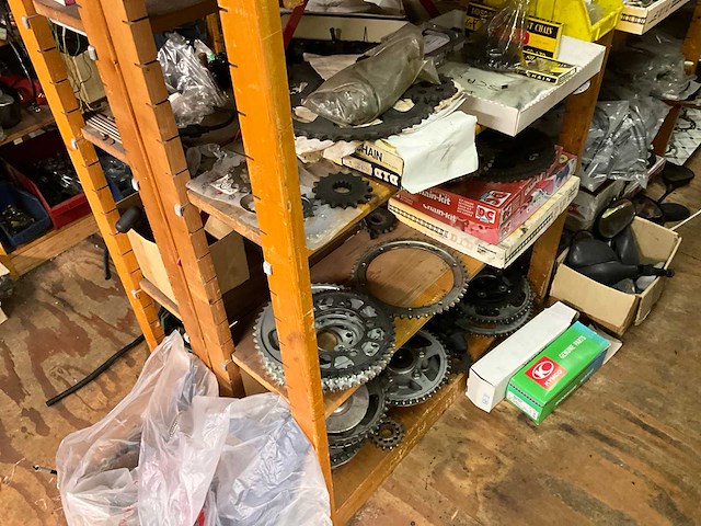 Motoronderdelen, grijpvoorraden en magazijninventaris - afbeelding 27 van  83