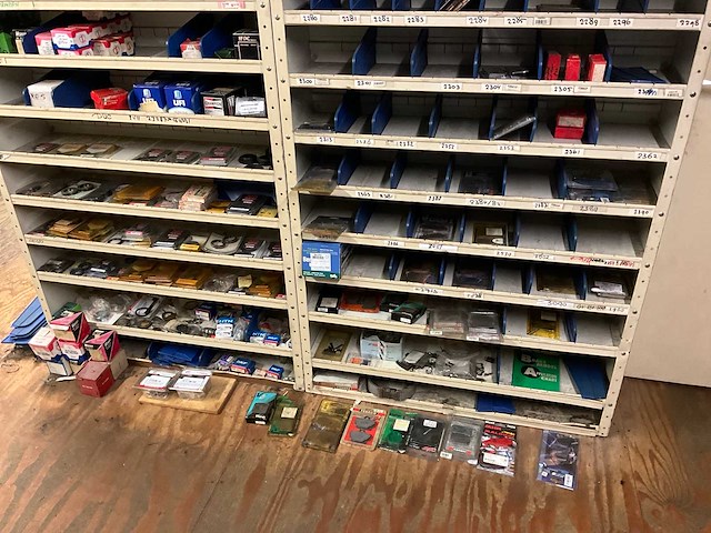 Motoronderdelen, grijpvoorraden en magazijninventaris - afbeelding 35 van  83