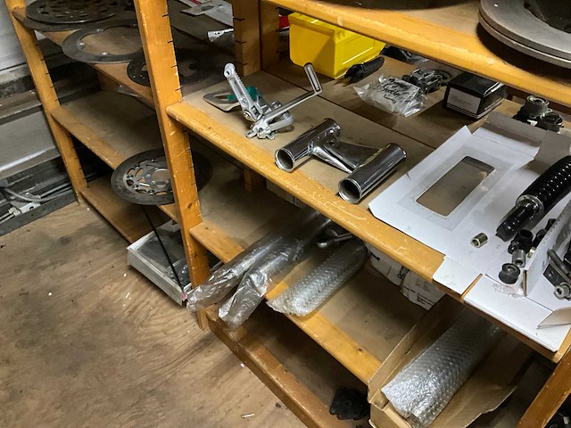 Motoronderdelen, grijpvoorraden en magazijninventaris - afbeelding 40 van  83