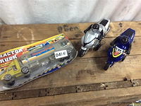 Moto's + - afbeelding 1 van  3