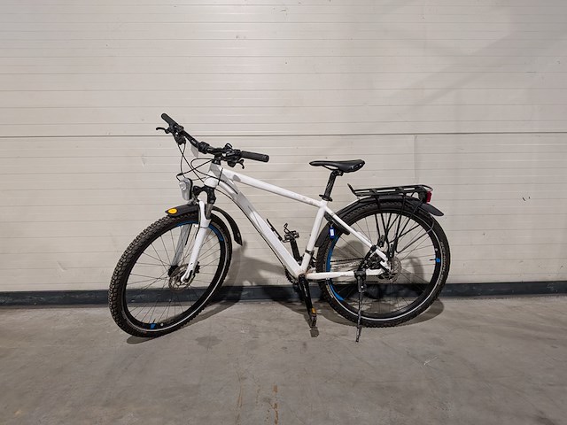Mountainbike, giant, met onderdelen van o.a. schwalbe & shimano - afbeelding 1 van  14