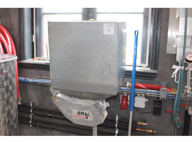 Moutmolen engl machinen. let op: kavel is onderdeel van combinatiekavel k001. onderdeel van combinatiekavel complete mini brouwerijopstelling bestaande uit brouwhuis, 8 gistingstanks (deels gevuld), bottellijn, pompen, warmtewisselaar, natte lijn etiketteermachine en chiller - afbeelding 1 van  3