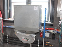 Moutmolen engl machinen. let op: kavel is onderdeel van combinatiekavel k001. onderdeel van combinatiekavel complete mini brouwerijopstelling bestaande uit brouwhuis, 8 gistingstanks (deels gevuld), bottellijn, pompen, warmtewisselaar, natte lijn etiketteermachine en chiller - afbeelding 1 van  3