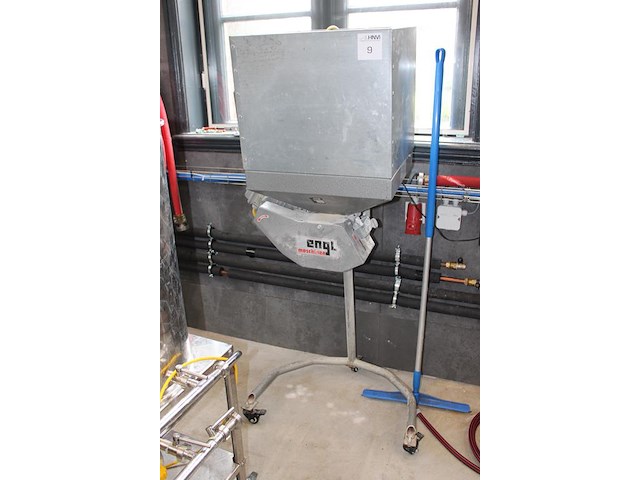 Moutmolen engl machinen. let op: kavel is onderdeel van combinatiekavel k001. onderdeel van combinatiekavel complete mini brouwerijopstelling bestaande uit brouwhuis, 8 gistingstanks (deels gevuld), bottellijn, pompen, warmtewisselaar, natte lijn etiketteermachine en chiller - afbeelding 2 van  3