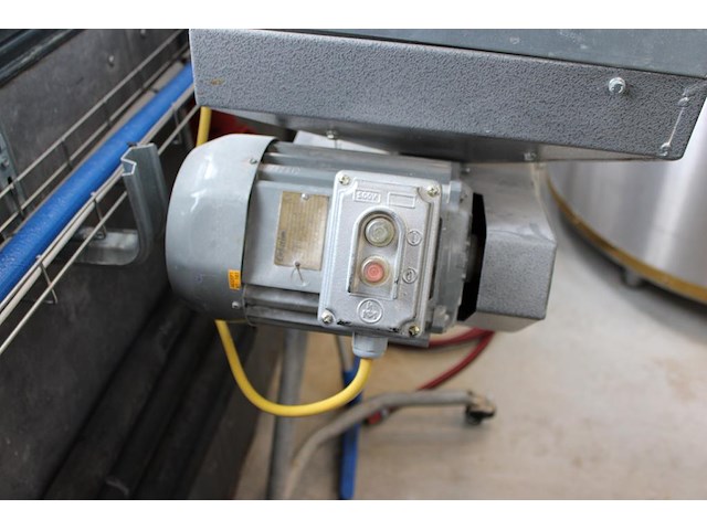 Moutmolen engl machinen. let op: kavel is onderdeel van combinatiekavel k001. onderdeel van combinatiekavel complete mini brouwerijopstelling bestaande uit brouwhuis, 8 gistingstanks (deels gevuld), bottellijn, pompen, warmtewisselaar, natte lijn etiketteermachine en chiller - afbeelding 3 van  3