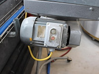 Moutmolen engl machinen. let op: kavel is onderdeel van combinatiekavel k001. onderdeel van combinatiekavel complete mini brouwerijopstelling bestaande uit brouwhuis, 8 gistingstanks (deels gevuld), bottellijn, pompen, warmtewisselaar, natte lijn etiketteermachine en chiller - afbeelding 3 van  3