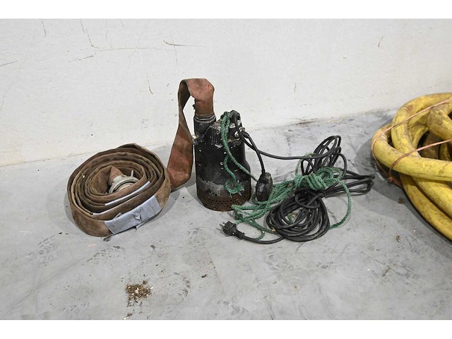 Mp pumps sp450 dompelpomp met 2 slangen - afbeelding 1 van  4