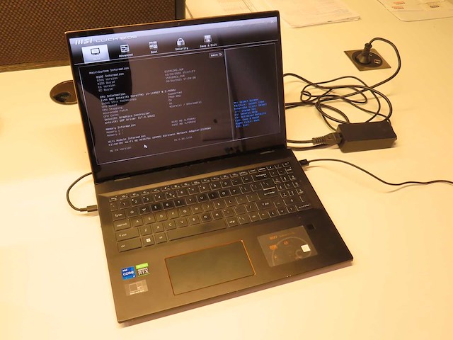 Msi - 2022 - summit e16 flip - laptop - afbeelding 1 van  5