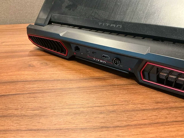Msi gt75 titan 8sf gaming laptop - afbeelding 5 van  7