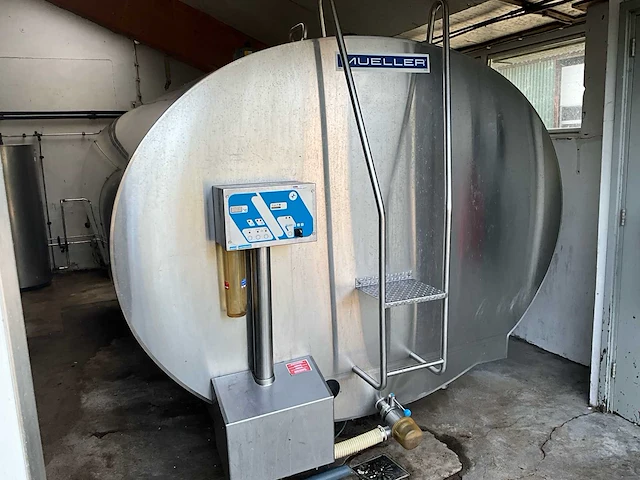 Mueller melkkoeltank 9100 ltr. met koelinstallatie - afbeelding 1 van  18
