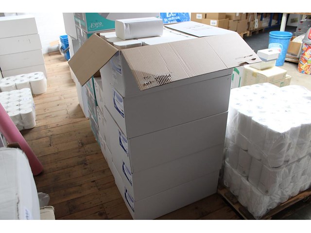 Multifolded handdoekjes euro products. 5 dozen met 25 bundels. - afbeelding 1 van  2