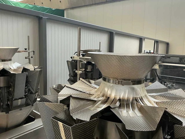 Multihead weigher schud zeef machine met opvoerband - afbeelding 23 van  23