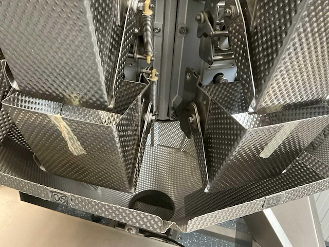 Multihead weigher schud zeef machine met opvoerband - afbeelding 14 van  16