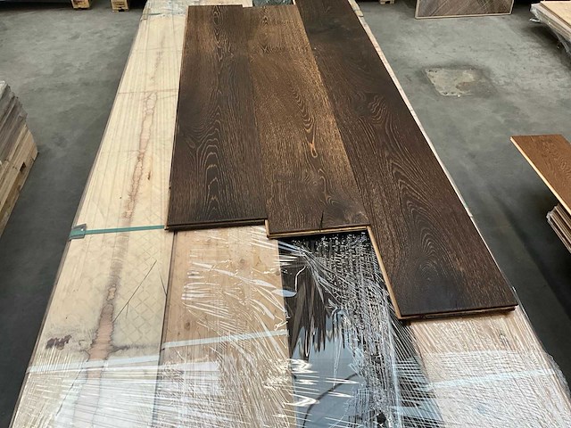 Multiplank eiken antiek gebrand en geborsteld parketvloer (29,36 m2) - afbeelding 2 van  6