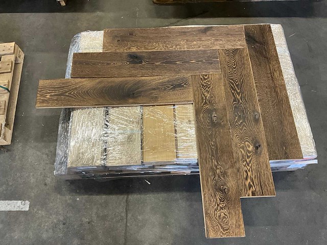 Multiplank visgraat eiken antiek gebrand en geborsteld parketvloer (5,4 m2) - afbeelding 1 van  3