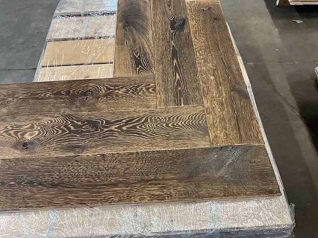 Multiplank visgraat eiken antiek gebrand en geborsteld parketvloer (5,4 m2) - afbeelding 2 van  3