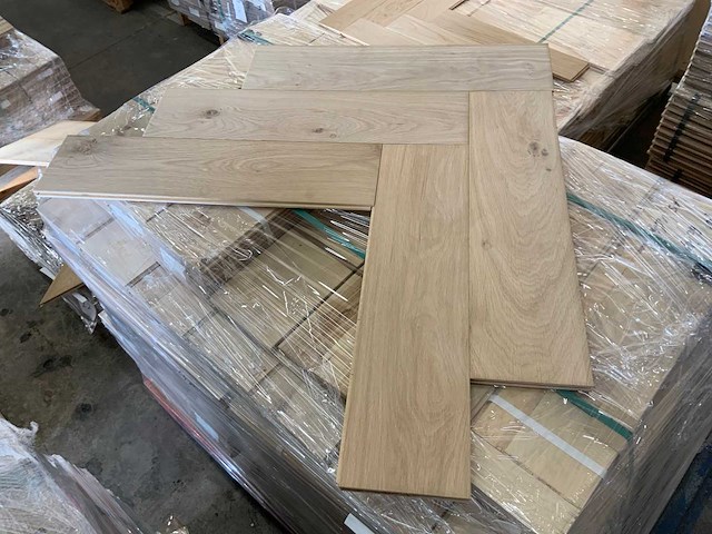Multiplank visgraat eiken rustiek a parketvloer (42,39 m2) - afbeelding 1 van  3