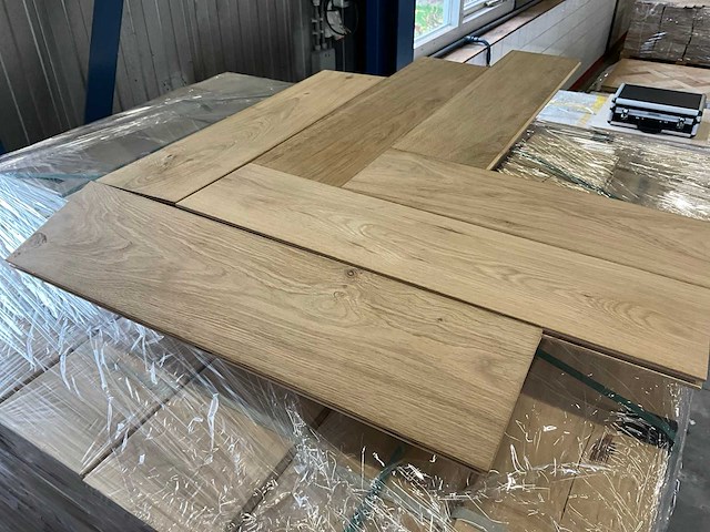 Multiplank visgraat eiken rustiek a/b parketvloer (106,65 m2) - afbeelding 2 van  4