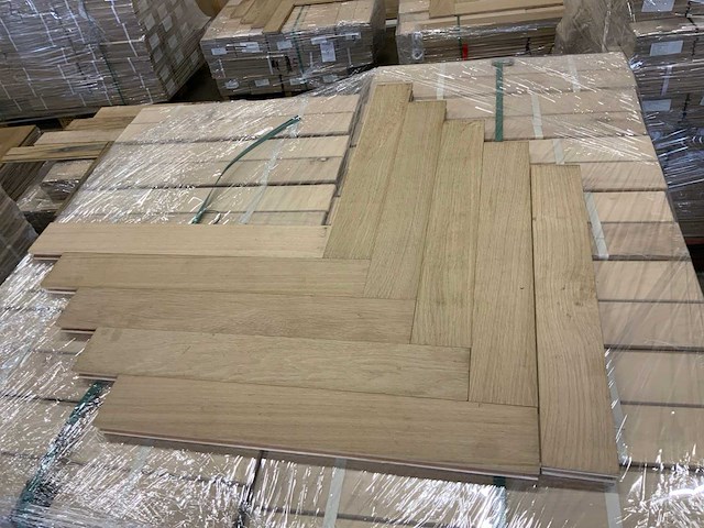 Multiplank visgraat eiken select parketvloer (89,38 m2) - afbeelding 1 van  3