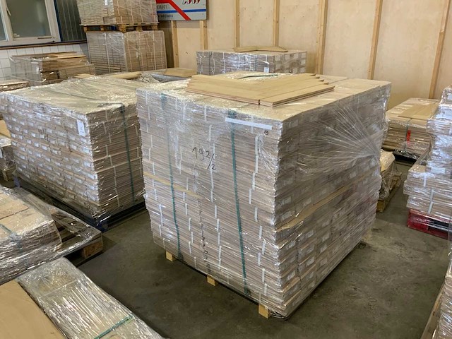 Multiplank visgraat eiken select parketvloer (89,38 m2) - afbeelding 2 van  3