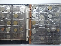 Muntenkaft (beschadigd) met diverse wereldmunten - afbeelding 6 van  9