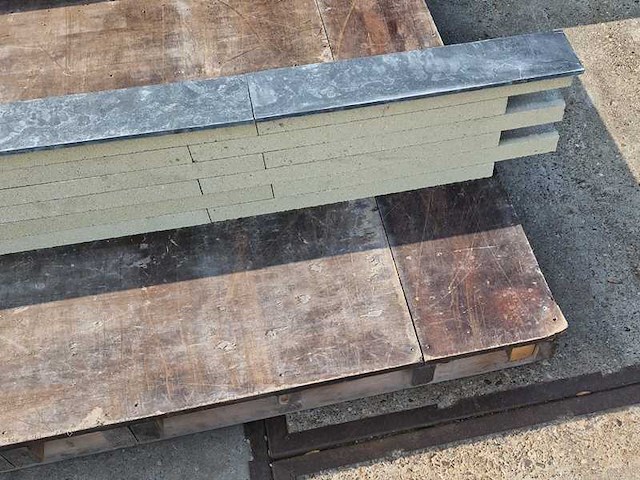 Muurblokken inclusief afdektegels (ca. 448 stuks) - afbeelding 2 van  5