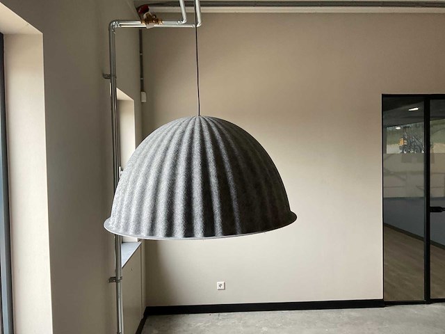 Muuto under the bell lamp - afbeelding 1 van  3