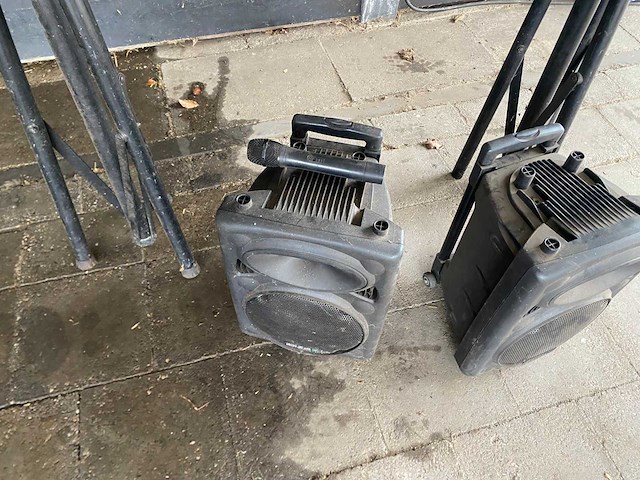 Muziekboxen met statief en microfoon - afbeelding 1 van  1