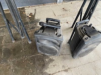 Muziekboxen met statief en microfoon - afbeelding 1 van  1