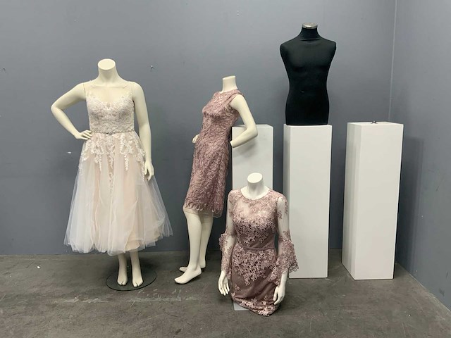 My vintage department paspoppen met bruidsjurken - afbeelding 1 van  7