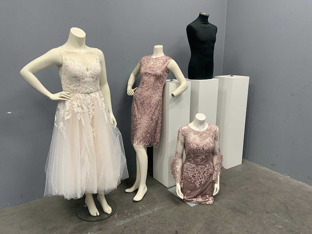 My vintage department paspoppen met bruidsjurken - afbeelding 2 van  7