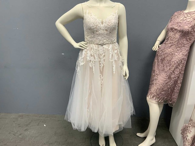 My vintage department paspoppen met bruidsjurken - afbeelding 3 van  7