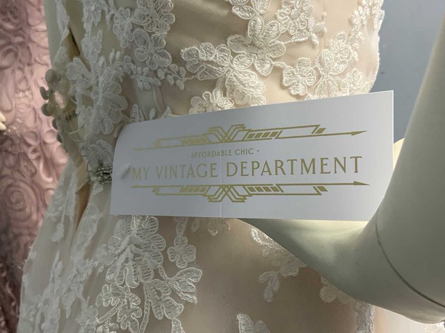 My vintage department paspoppen met bruidsjurken - afbeelding 4 van  7