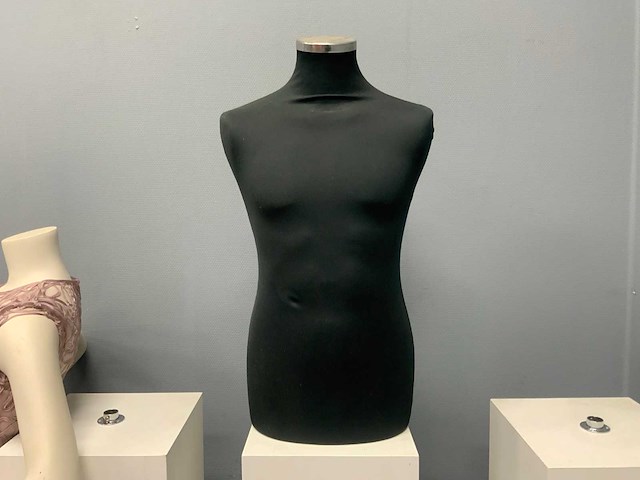 My vintage department paspoppen met bruidsjurken - afbeelding 7 van  7