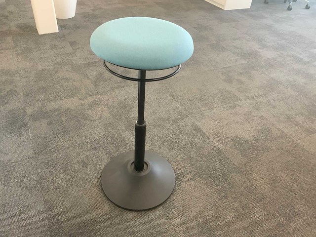 Mymobilis in hoogte verstelbare design kruk - afbeelding 2 van  5