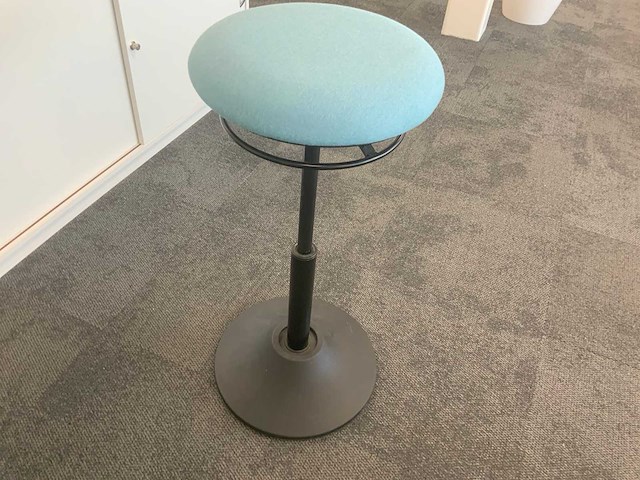 Mymobilis in hoogte verstelbare design kruk - afbeelding 3 van  5