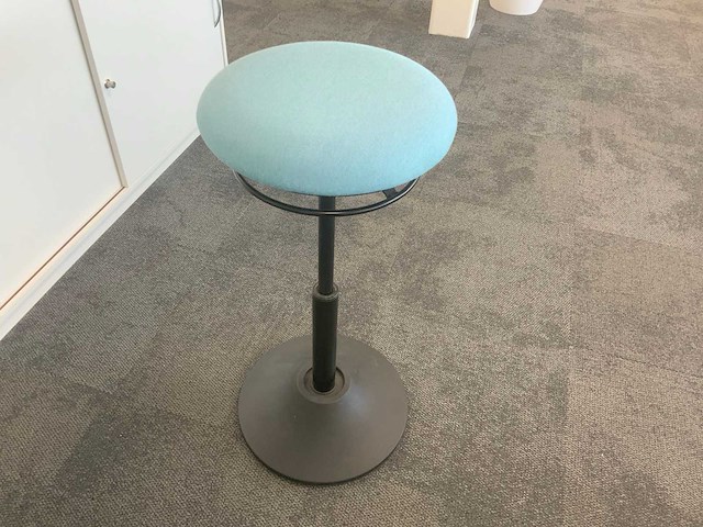 Mymobilis in hoogte verstelbare design kruk - afbeelding 5 van  5