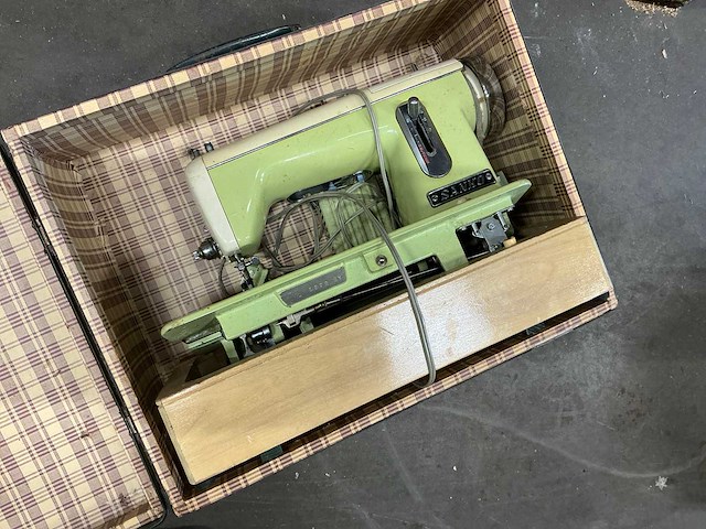 Naaimachine in koffer - afbeelding 2 van  3