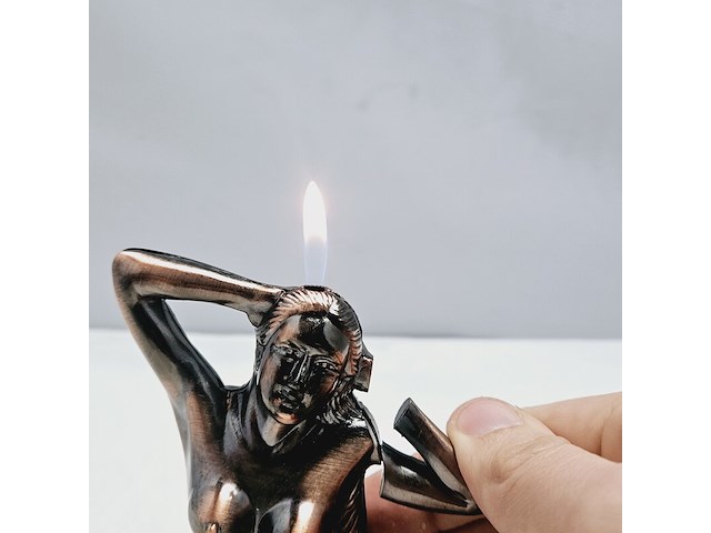 Naakte vrouw aansteker - afbeelding 4 van  4